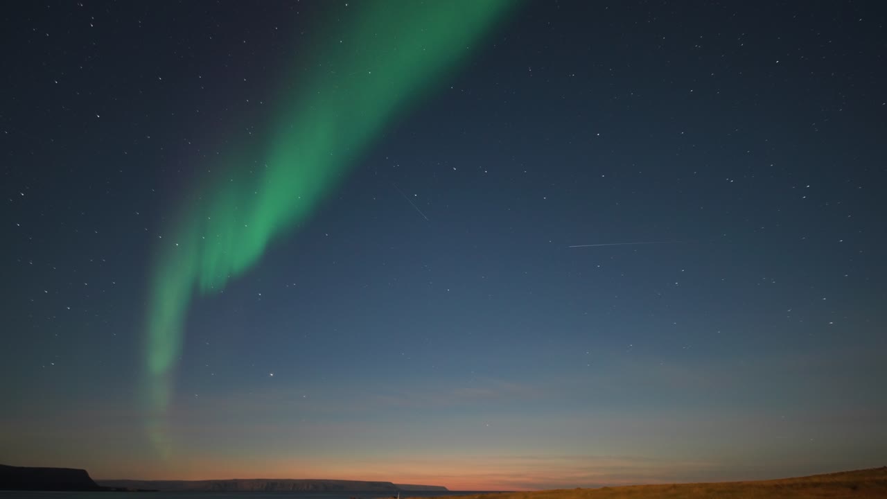el hermoso espectáculo de la aurora boreal en el cielo nocturno sobre el paisaje desolado