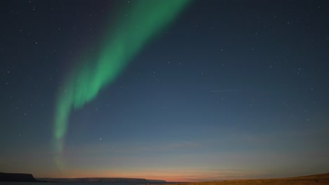 El-Hermoso-Espectáculo-De-La-Aurora-Boreal-En-El-Cielo-Nocturno-Sobre-El-Paisaje-Desolado