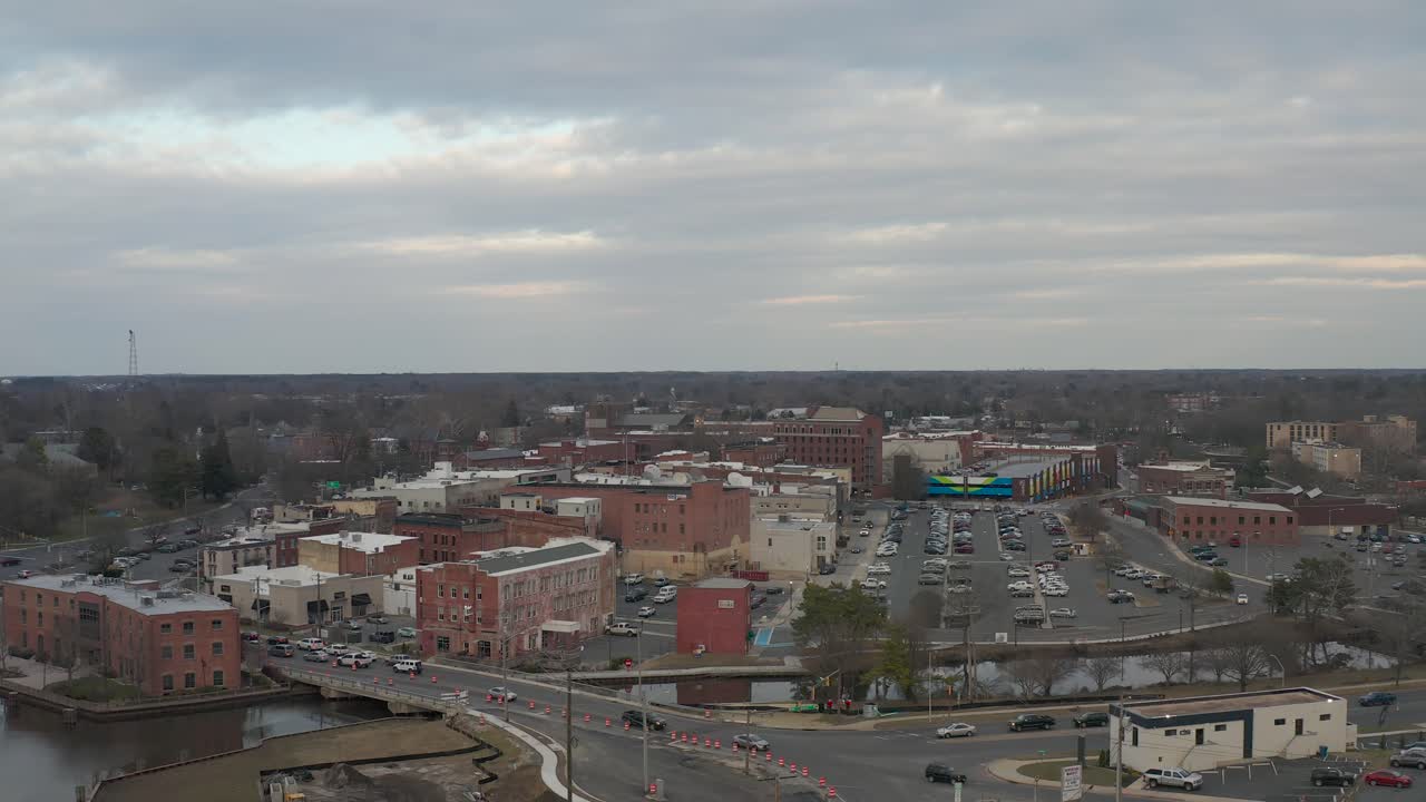 vista aérea de negocios y tráfico a lo largo de la costa de un río