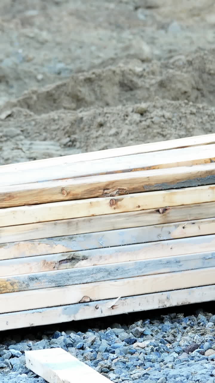 carrello elevatore che carica tavole di legno