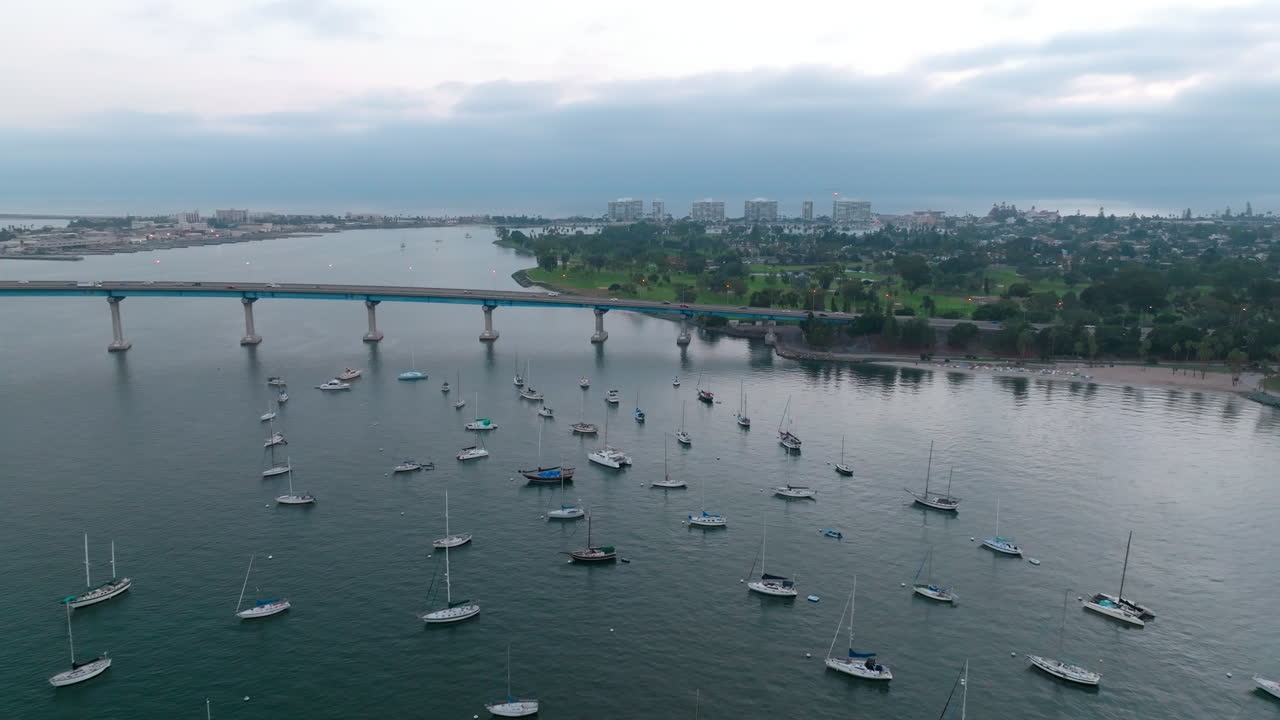 volando sobre la bahía de san diego llena de yates descansando en el océano pacífico azul cerca de la isla coronado