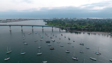 Fliegen-über-Die-Bucht-Von-San-Diego-Voller-Yachten,-Die-Im-Blauen-Pazifik-In-Der-Nähe-Der-Insel-Coronado-Ruhen