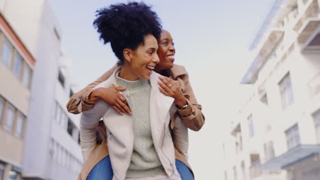 amigas, la ciudad y la risa de los jóvenes