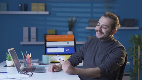 un joven feliz cumpliendo sus sueños.