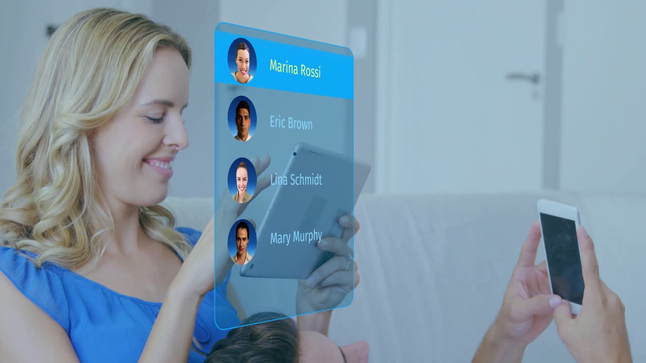 Coppia sul divano in una demo tecnologica, donna che tocca un tablet e scorre un elenco di contatti fluttuante per chiamare.