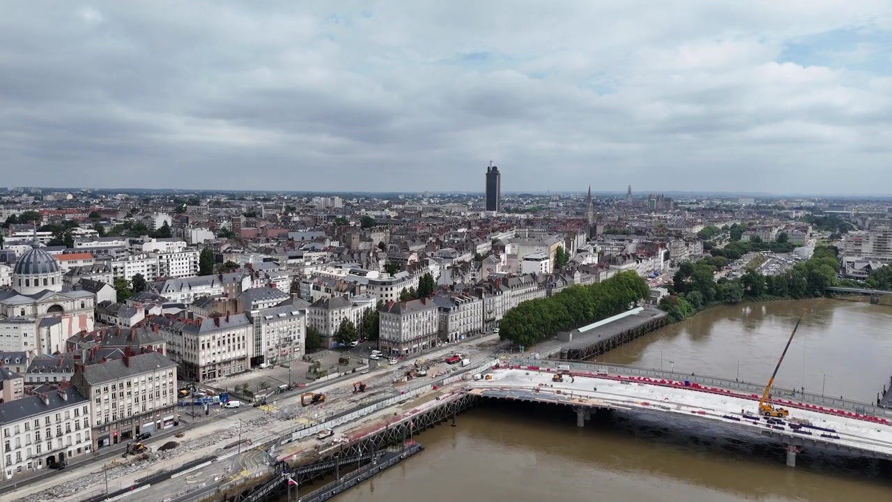 Pont Anne de Bretagne bro under reparation i Nantes, Frankrig, set fra drone