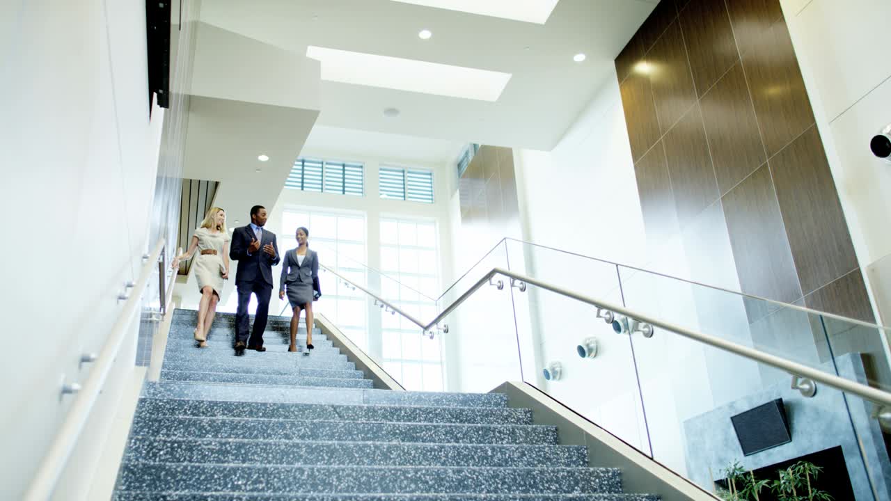 uomini d'affari della città donne che discutono di progetti futuri