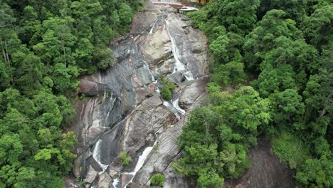 cascada de telaga tujuh en malasia, disparo de drones.