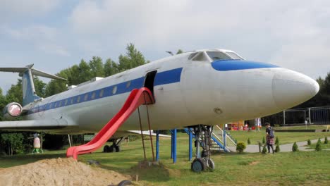 el modelo de avión tupolev-134a durante el día en el parque kashubian de los gigantes, strysza buda, polonia