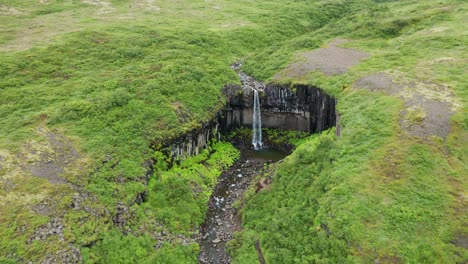 Hermosa-Cascada-Escondida-De-Svartifoss,-Islandia--extracción-Aérea