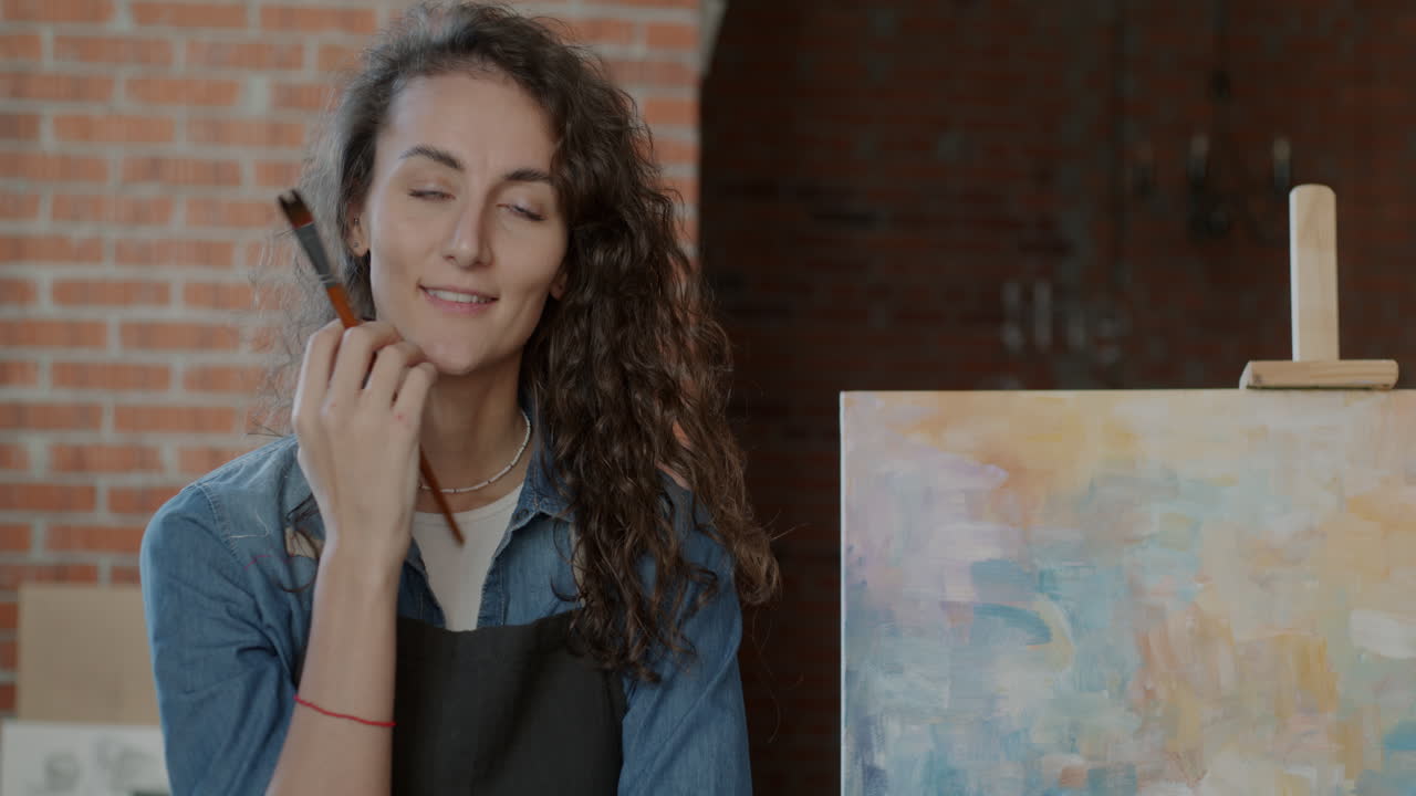 mujer artista en el estudio