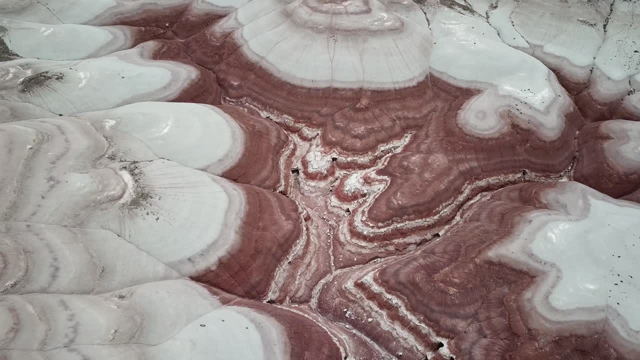 미국 유타 사막의 줄무늬 침식 언덕 아래 협곡, 이 세계 풍경 밖의 공중 전망