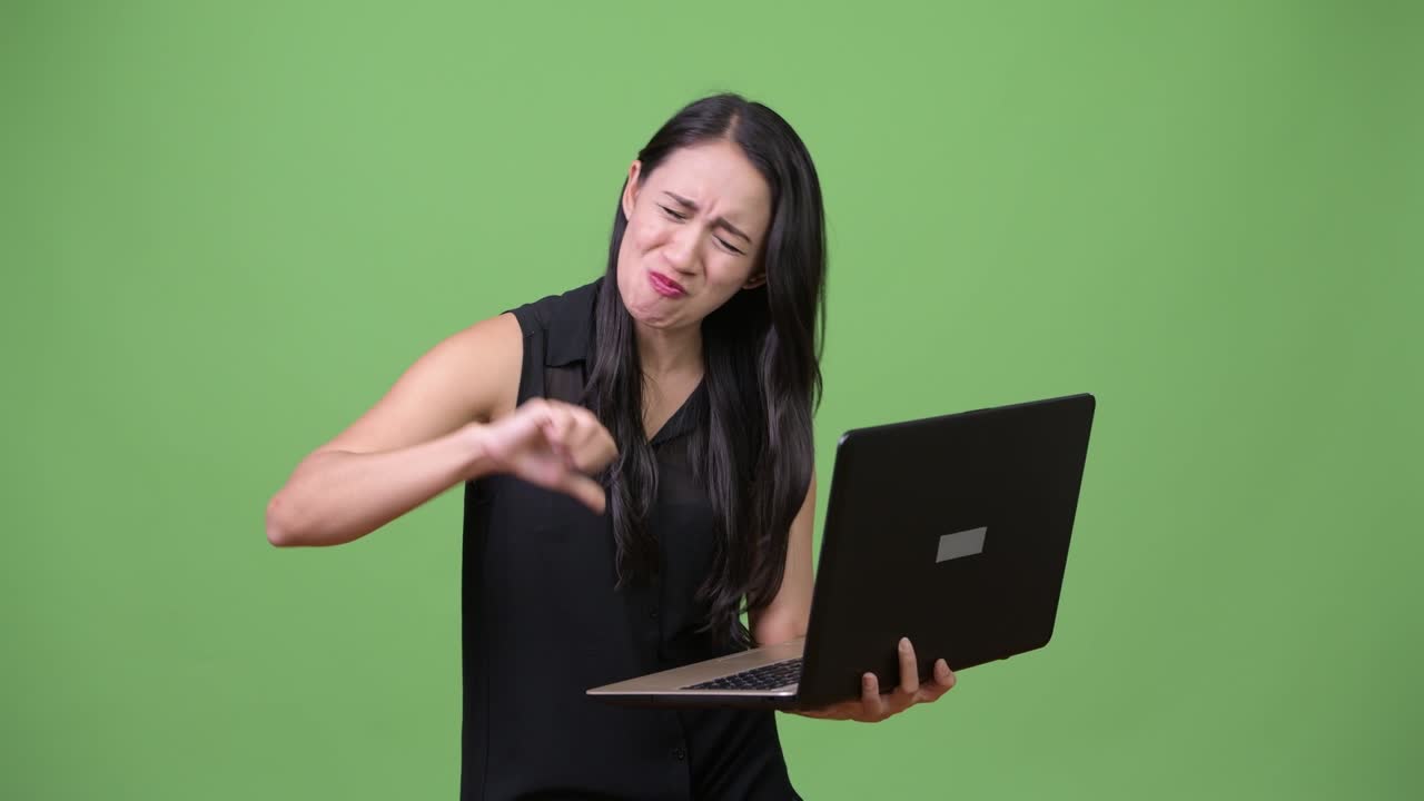 젊은 아름다운 아시아 사업가 여성이 노트북을 사용하고 있습니다.