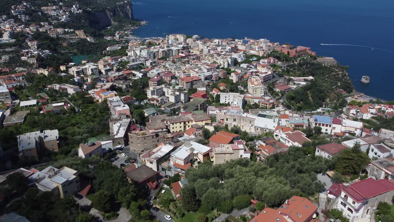 una vista ultra amplia de la ciudad de vico equense, sorrento en italia por drone