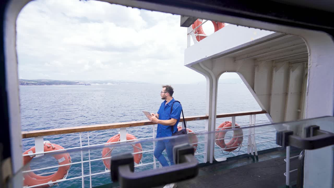 태블릿을 가지고 야외에서 일하는 사람.