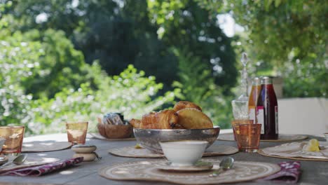 Disparo-Giratorio-Lento-De-Productos-Recién-Horneados-En-La-Mesa-Para-Desayunar