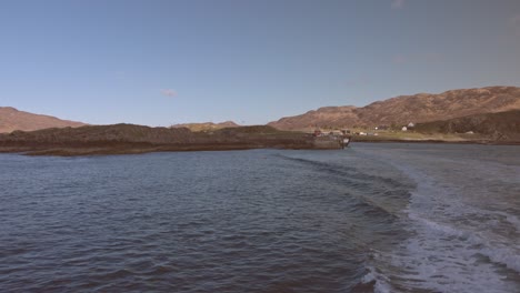 Toma-En-Primera-Persona-Saliendo-De-La-Terminal-Del-Ferry-De-Kilchoan-En-Dirección-A-Las-Islas-Trenish