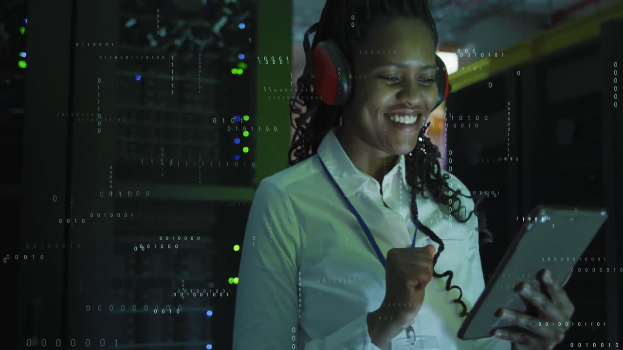 Animation af databehandling over afroamerikansk kvindelig IT-ingeniør og computerservere