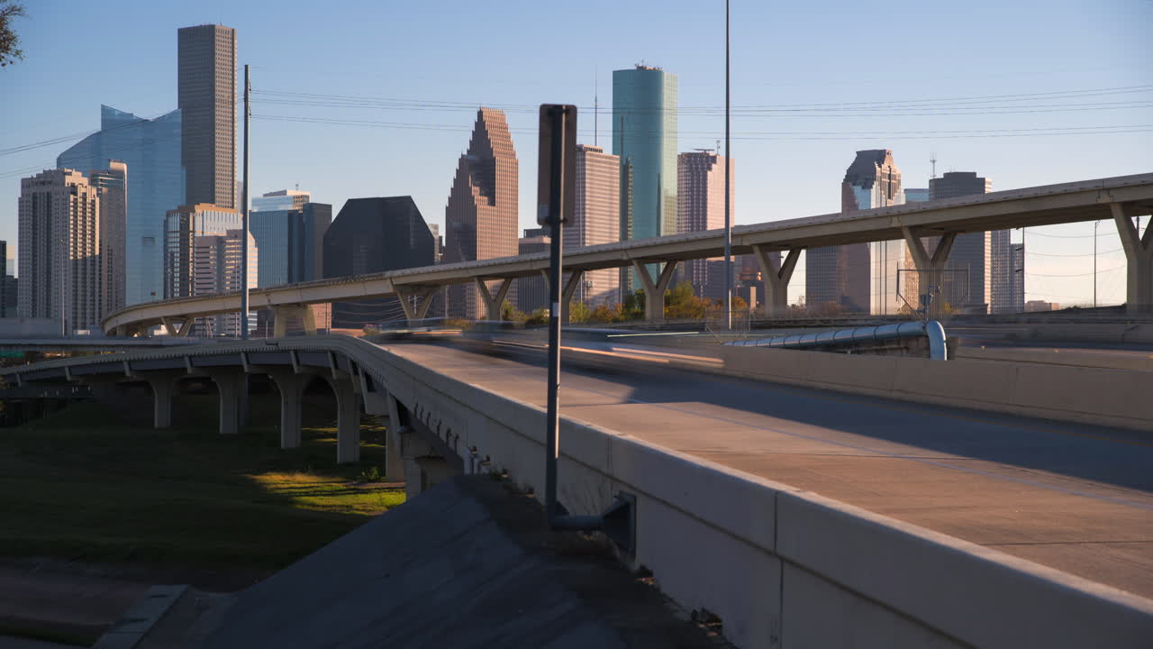 Time-lapse de carros na autoestrada I-45 Norte em Houston, Texas