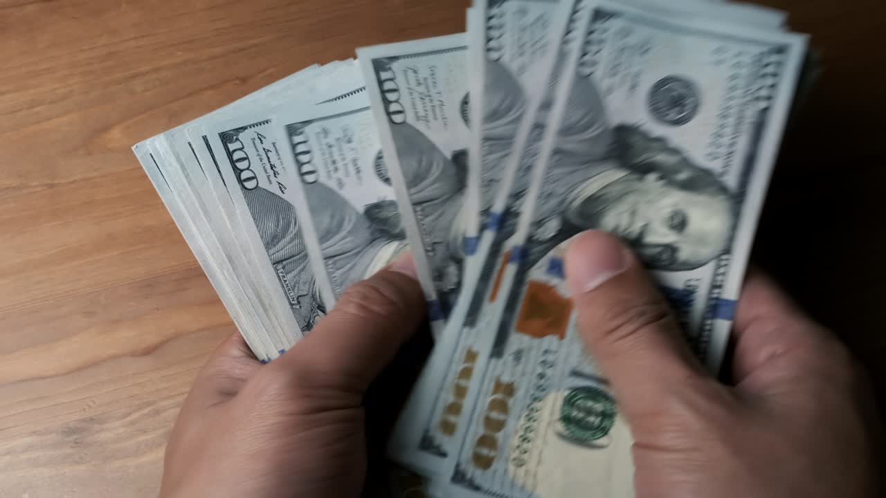 manos masculinas contando billetes de dólar. ingresos y concepto de negocio.