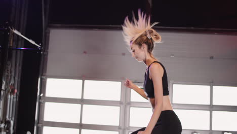 Cámara-Lenta-De-Mujer-Joven-En-Forma-Haciendo-Ejercicio-De-Salto-De-Caja-En-El-Club-De-Salud