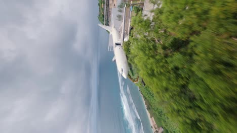 fpv drone video vertical del avión abandonado de mandala airlines pk-rii en la cima de un acantilado en badung en la isla indonesia de bali