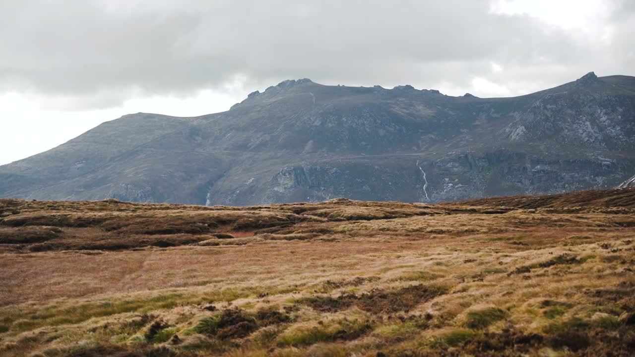 vista estática de las famosas montañas de mourne en un día nublado.