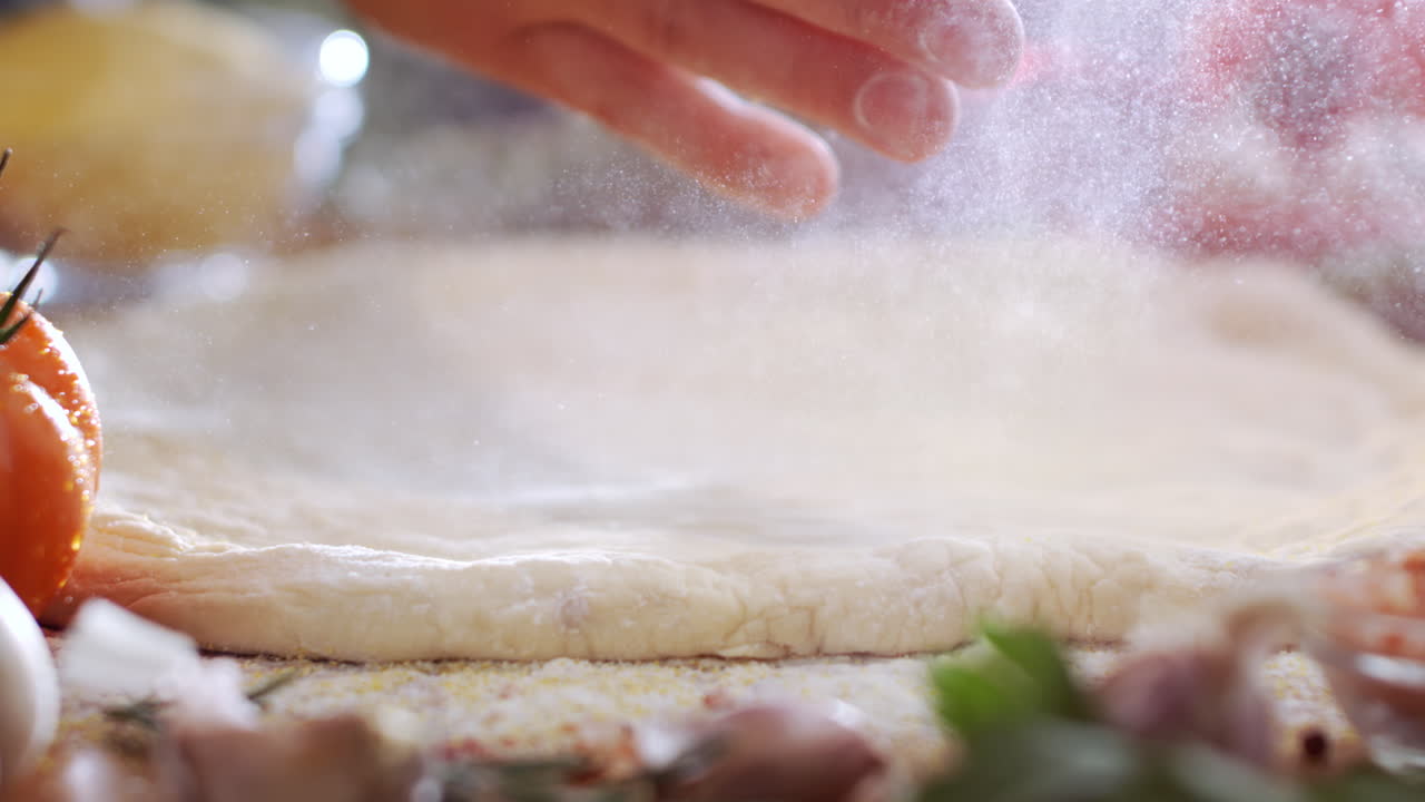 피자 반죽을 준비하는 것