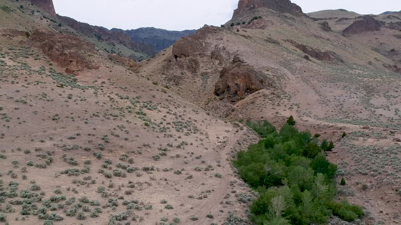drone volando sobre el arroyo en el árido desierto alto