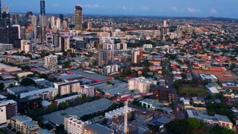 Vista-Panorámica-Sobre-El-Suburbio-Ribereño-De-Toowong-Al-Atardecer-En-Brisbane,-Queensland,-Australia---Toma-Aérea-De-Drones