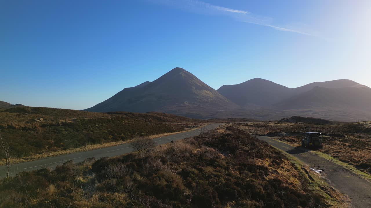 revelación de ascenso lento de red cuillin glamaig y tráfico por carretera de las tierras altas en sligachan, isla de skye