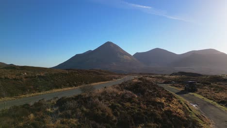 Revelación-De-Ascenso-Lento-De-Red-Cuillin-Glamaig-Y-Tráfico-Por-Carretera-De-Las-Tierras-Altas-En-Sligachan,-Isla-De-Skye