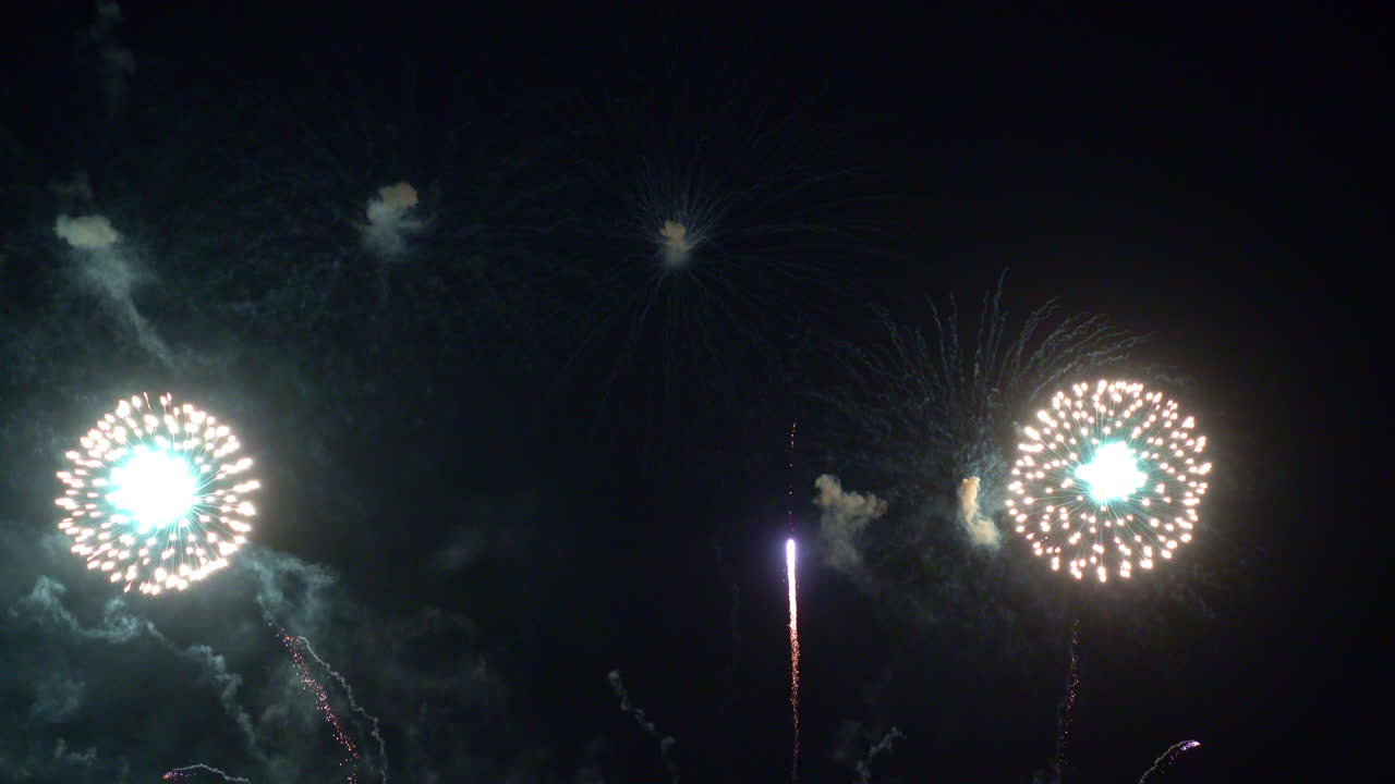 hermosos fuegos artificiales coloridos abstractos explotan en el cielo por la noche un símbolo de celebración en el aniversario de año nuevo para el fondo