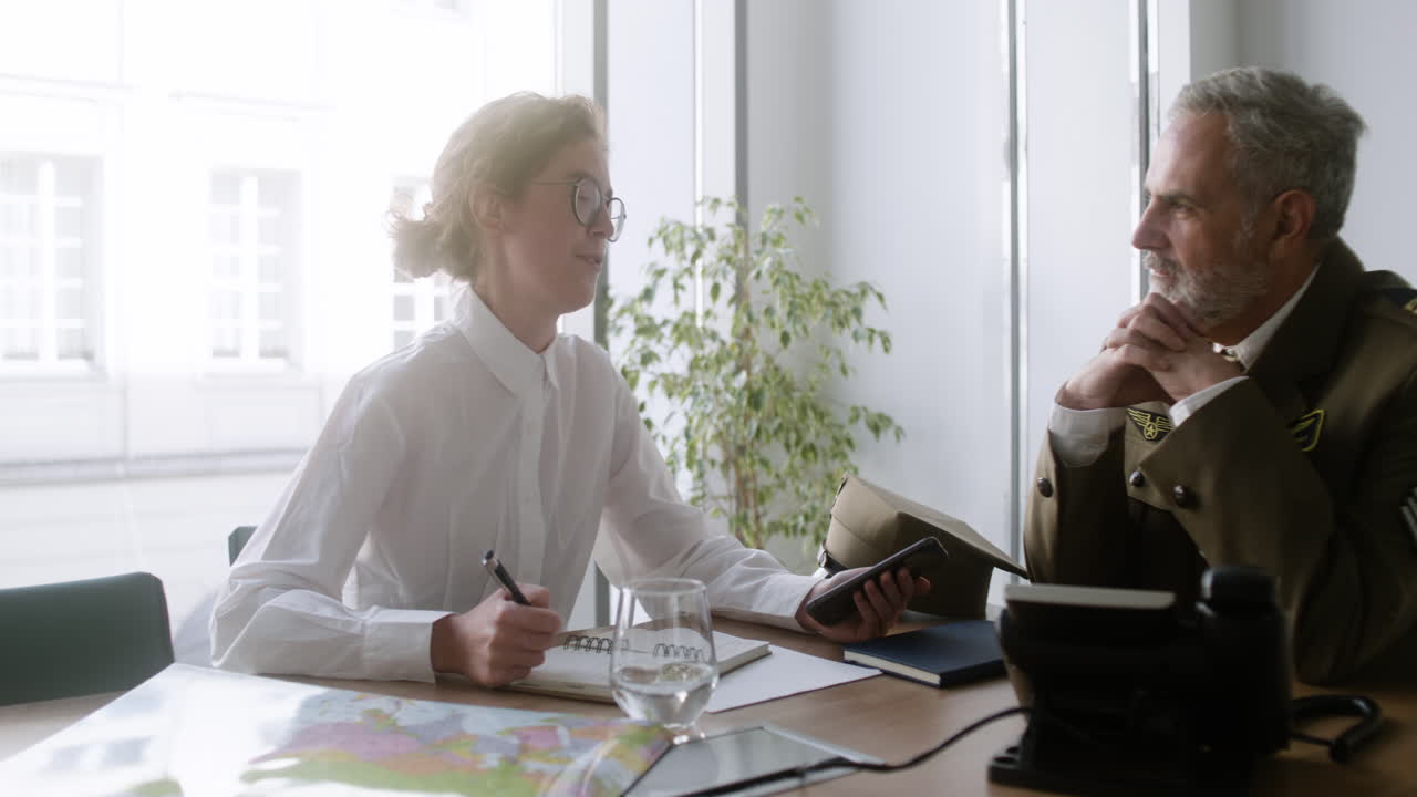 молодая женщина разговаривает с военным.