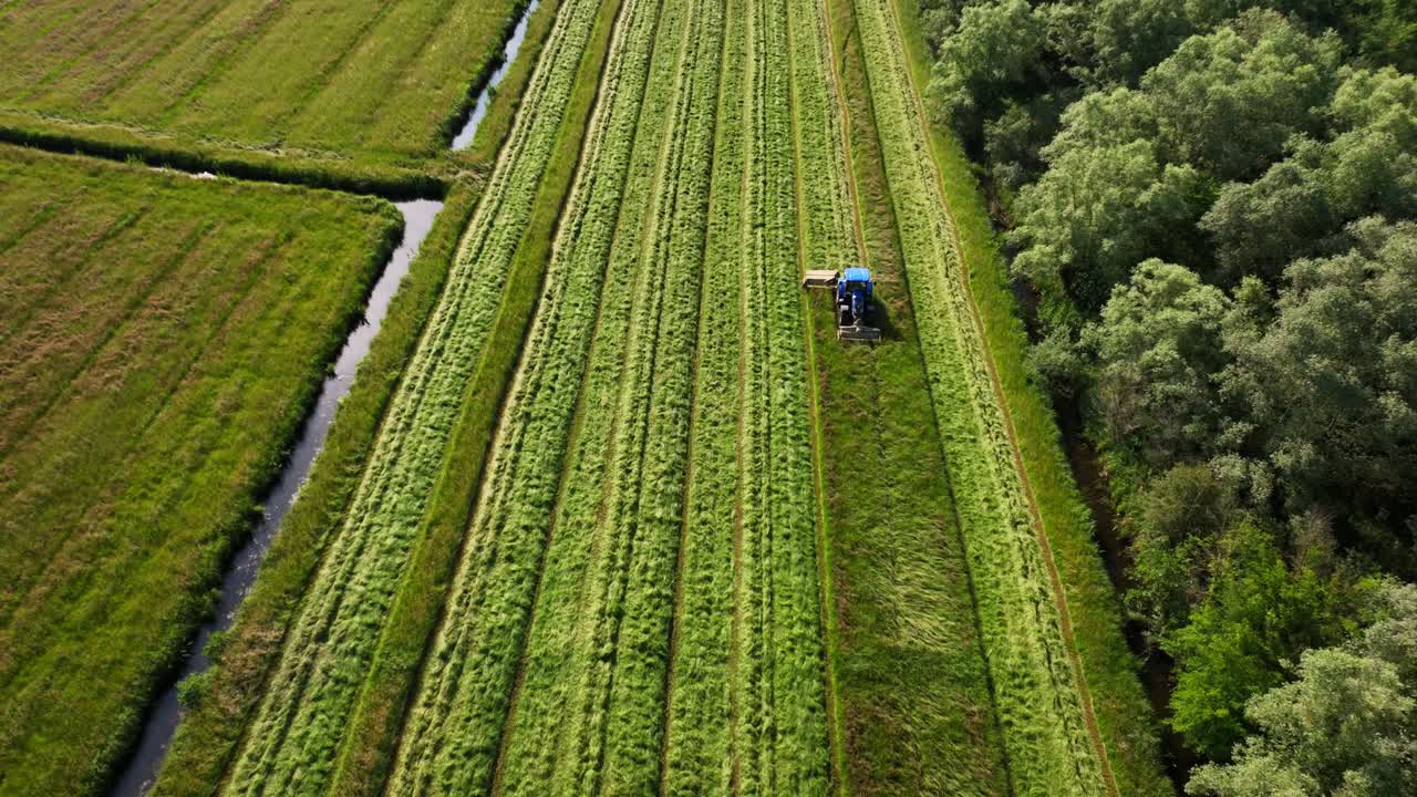 vista aérea de un tractor cortando un campo
