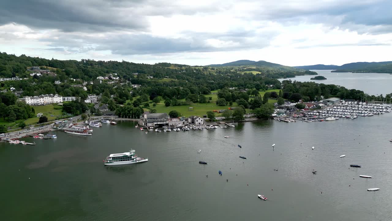 윈더미어 호숫가에 있는 거대한 관광 도시인 보우네스 온 윈더미어의 드론 항공 영상