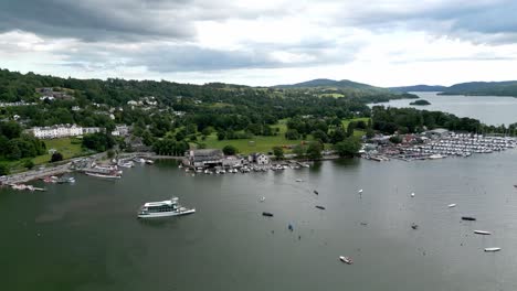 Drohnen-Luftaufnahmen-Von-Bowness-on-Windermere,-Einer-Weitläufigen-Touristenstadt-Am-Ufer-Des-Windermere-Sees