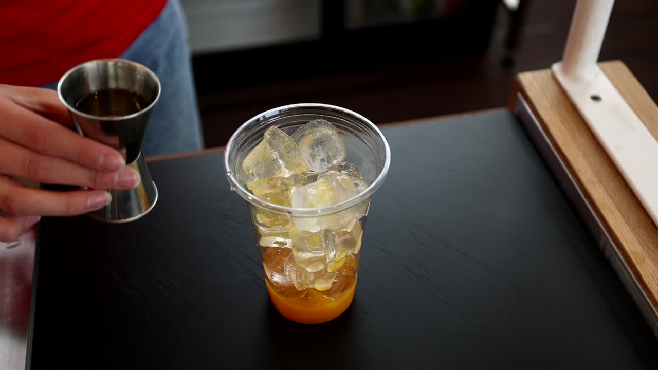 술집 에서 얼음 과일 음료 를 준비 하는 것