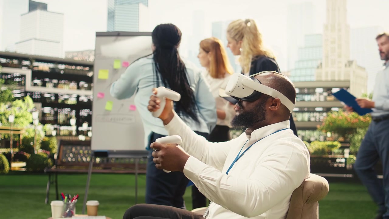 Zakenman gebruikt virtual reality-headset tijdens kantoorvergadering