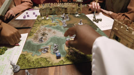 personas jugando a juegos de rol