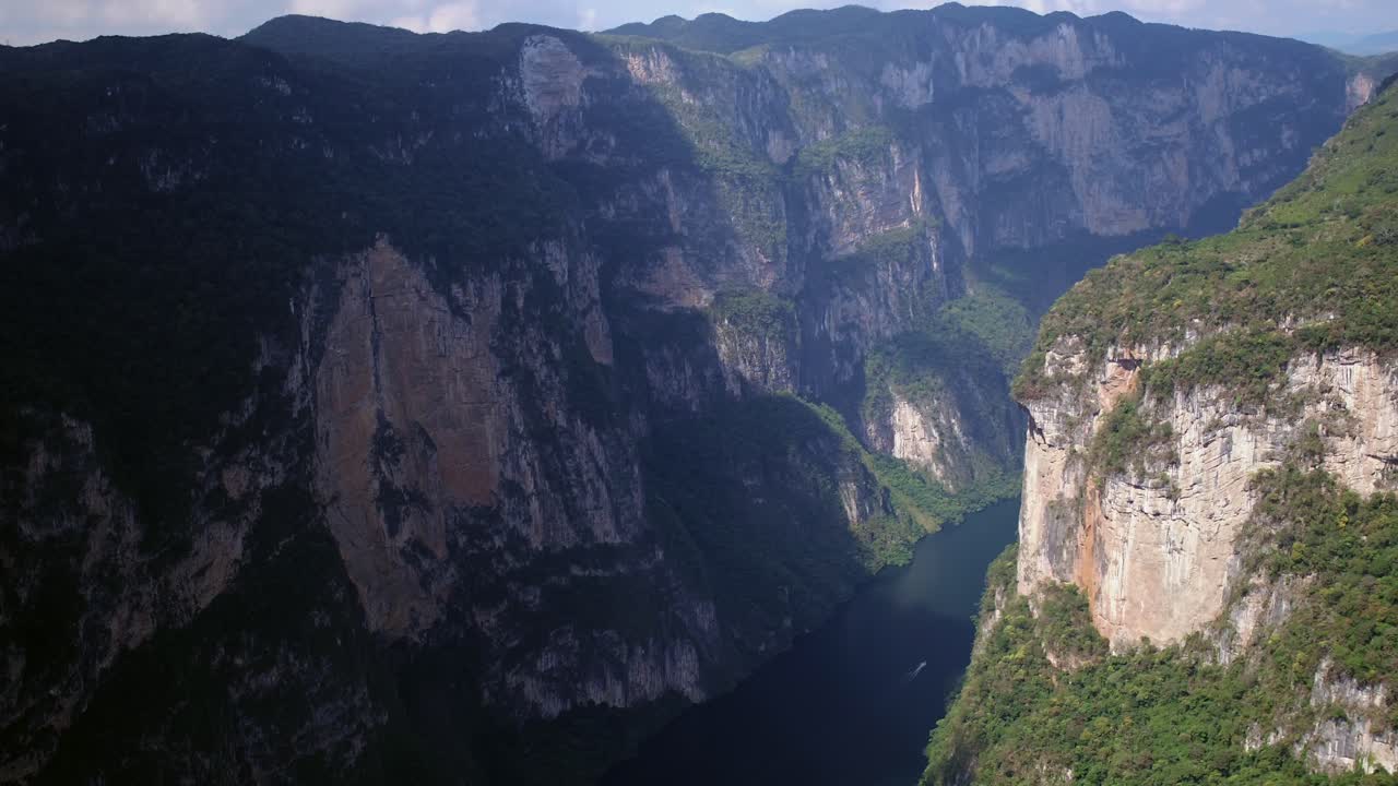 amplia toma aérea de drones del cañón del sumidero, chiapas, méxico