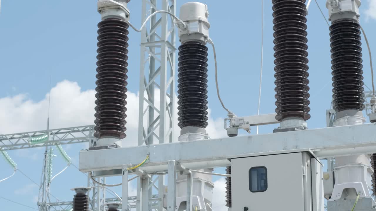 푸른 하늘 배경에 대한 전력 서브 스테이션의 많은 고전압 전기 단열기