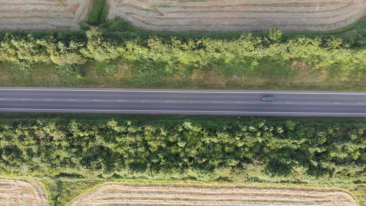화창한 영국 시골길의 조감도