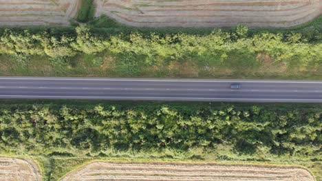 una vista aérea de una carretera rural en la soleada inglaterra