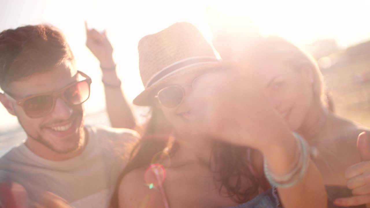 여름 휴가 에 해변 에서 즐겁게 지내는 젊은 친구 들