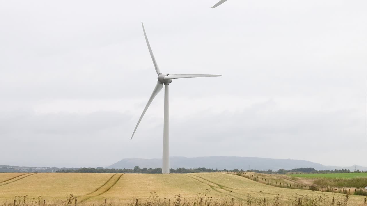 ветряная турбина, вращающаяся в сельской местности данкельда, шотландия