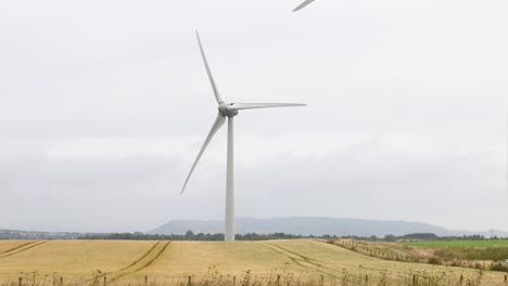 turbina eólica que gira en el campo de dunkeld, escocia