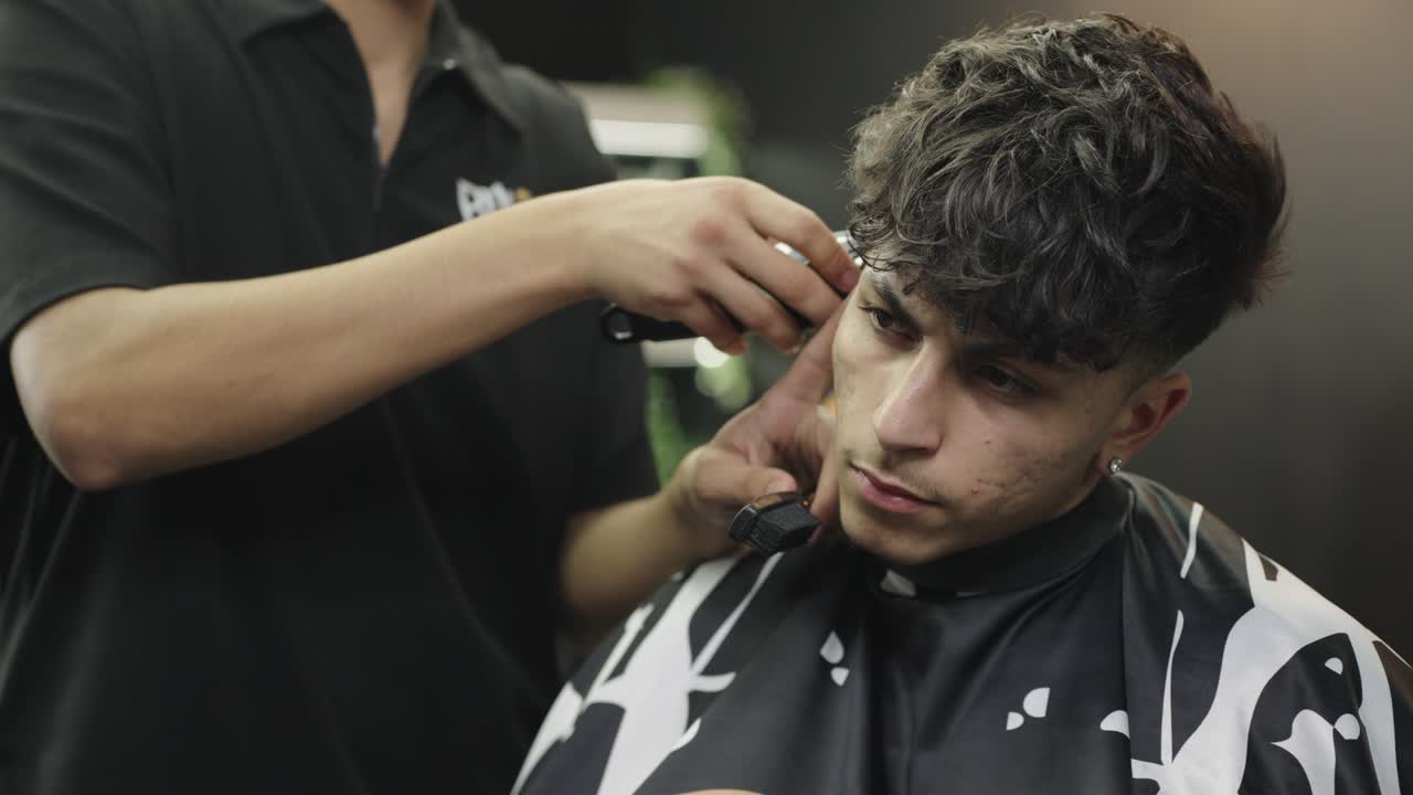 Mand der bliver klippet hos en barber