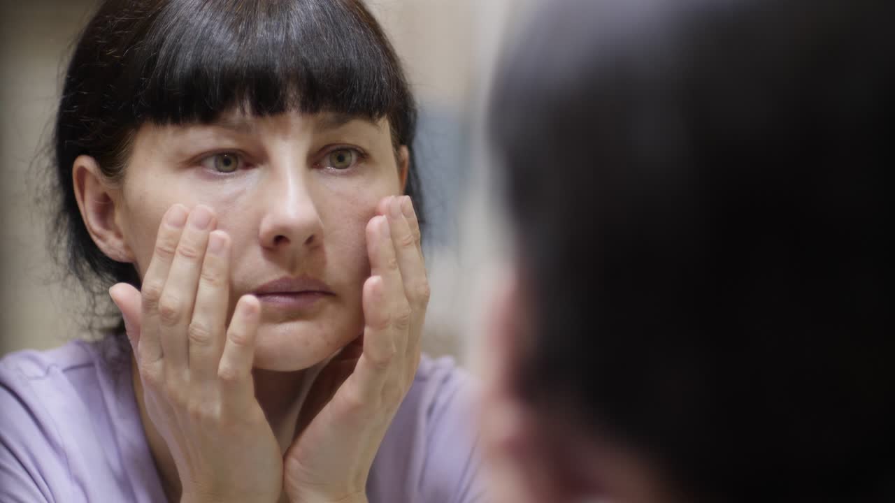 얼굴의 주름에 대해 혼란스러운 여성, 이마의 피부 노화, 거울을 보는 것, 얼굴 피부에 눈에 주름, 눈 주머니에 문제가있는 여성, 어두운 원, 주름, 스트레스, 우울증, 피로 다이어트.