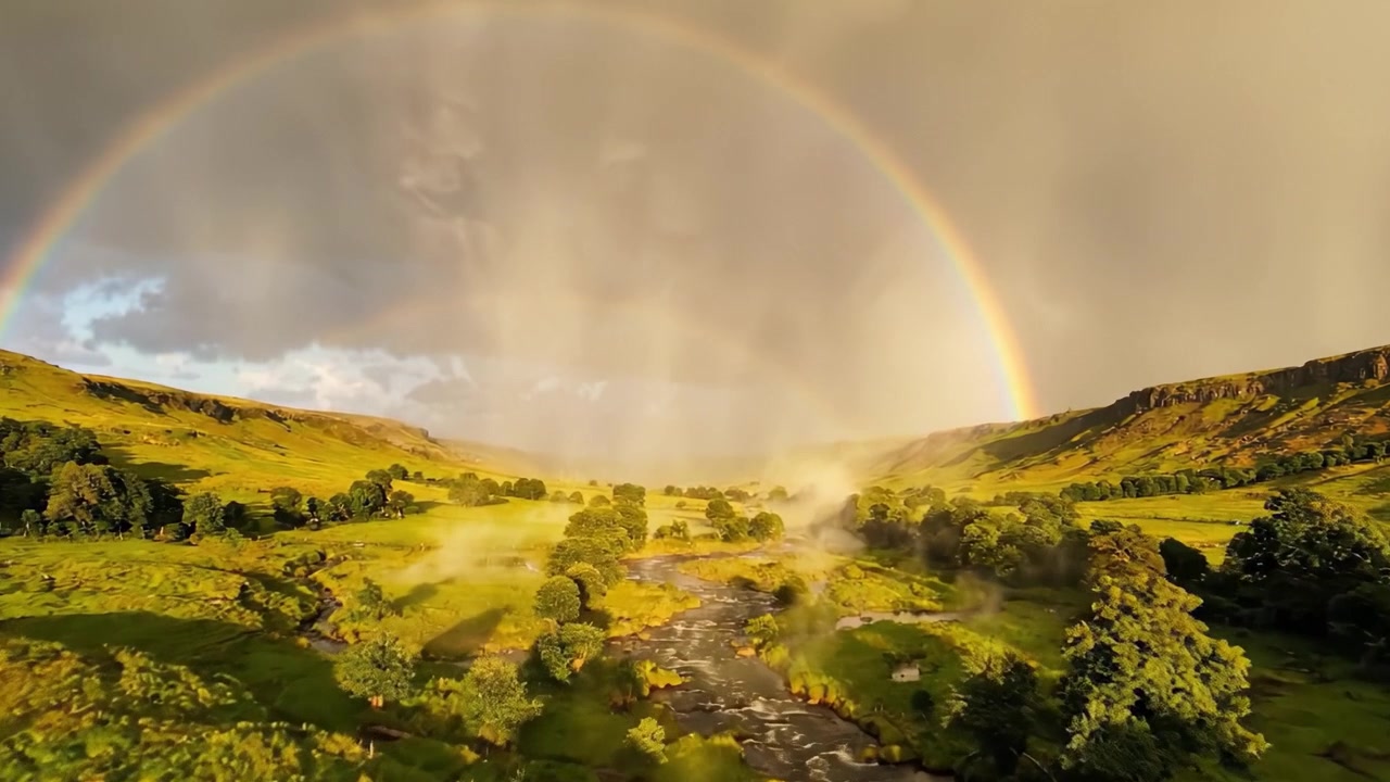 Pemandangan Megah Lanskap yang Tenang di Bawah Pelangi Ganda yang Cerah, Air Terjun, dan Pepohonan Hijau Subur, Menangkap Esensi Keindahan dan Ketenangan Alam.
